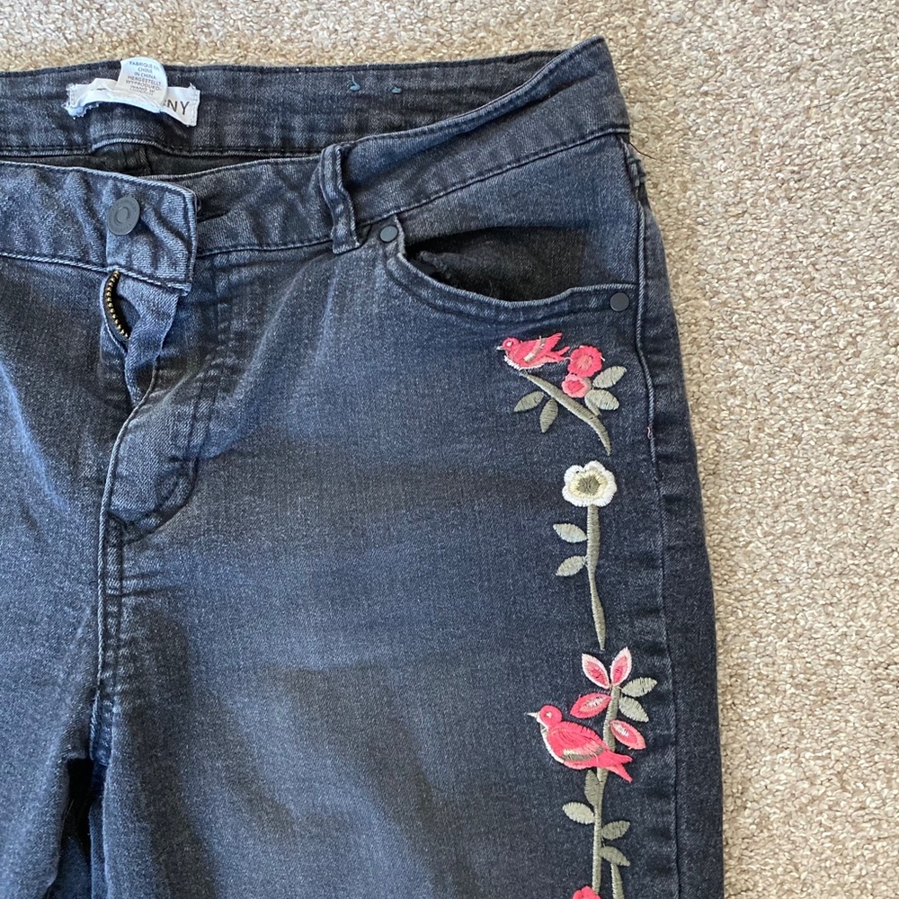 ARTISAN NY—Black skinny jeans w floral stitching